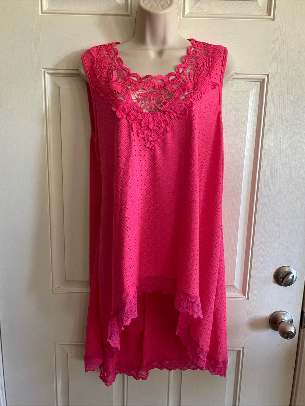 Size 1X Women’s Sleeveless Lace-Trim Hi/Low Tunic Top in Hot Pink